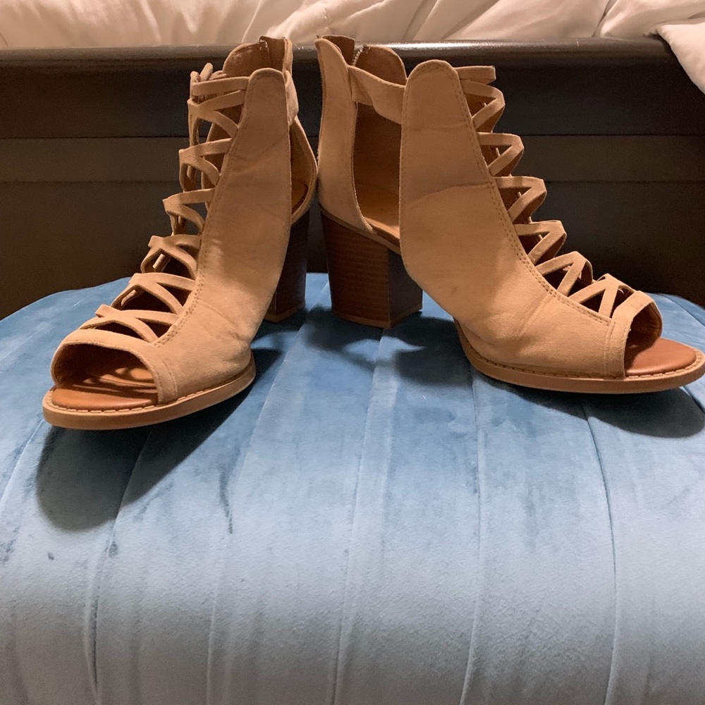 Boutique sz 10 peep-toe booties